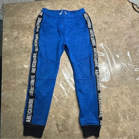 Abercrombie kids boys blue jogger sweatpants 
Like new condition 
Size 11/12 - Picture 2 of 6